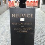 Wibke und Werbeschild Hotel Neuvice
