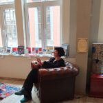 Wibke lesend im Sessel bei Toutes Directions