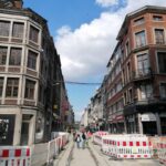 Straße in Lüttich mit Tram-Schienen und Absperrungen