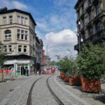Straße in Lüttich mit Tram-Schienen und Absperrungen