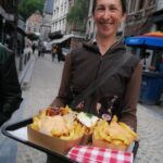 Barbara mit unserer Frittenbestellung