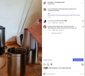 Ute bereitet Tee in ihrer Küche zu